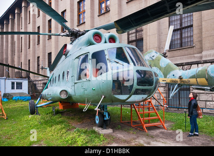 Mil Mi-8T, moyen soviétique bi-turbine hélicoptère de transport d'assaut, Musée de l'armée polonaise à Varsovie, Pologne Banque D'Images