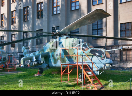 Le Mil Mi-24D, hélicoptère de combat soviétique et grand hélicoptère d'attaque, Musée de l'armée polonaise à Varsovie, Pologne Banque D'Images