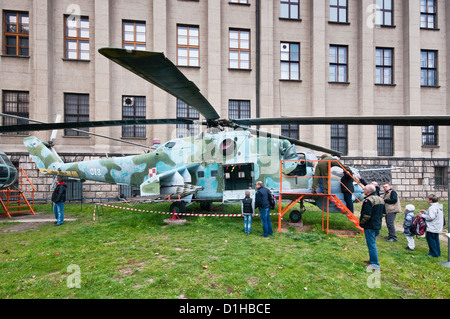 Le Mil Mi-24D, hélicoptère de combat soviétique et grand hélicoptère d'attaque, Musée de l'armée polonaise à Varsovie, Pologne Banque D'Images