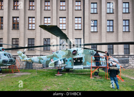 Le Mil Mi-24D, hélicoptère de combat soviétique et grand hélicoptère d'attaque, Musée de l'armée polonaise à Varsovie, Pologne Banque D'Images