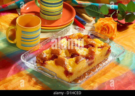 Gâteau yaourt aux prunes Banque D'Images