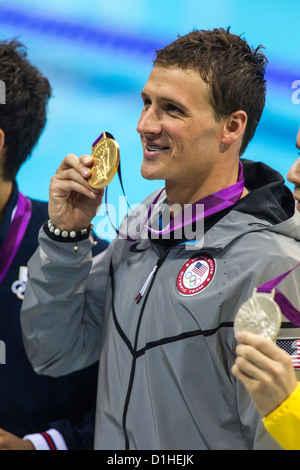 Ryan Lochte (USA) remporte la médaille d'or dans l'épreuve du 400 mètres quatre nages, défaisant Micheal Phelps (USA) Banque D'Images