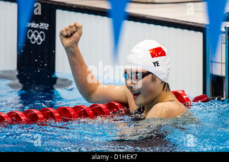 Ye Shiwen (CHN) remporte la médaille d'or dans le 400 mètres quatre nages individuel dans la Finale des Jeux Olympiques 2012, Londres Banque D'Images