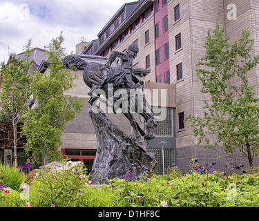 30 juin 2012 - Girdwood, Alaska, États-Unis - une statue en bronze, l'homme de la montagne, par le célèbre sculpteur Frederic Remington se tient sur le terrain de l'hôtel, d'Alyeska un quatre étoiles.ski resort situé à Girdwood, Alaska, 27 miles (44km) à partir de Anchorage. (Crédit Image : © Arnold Drapkin/ZUMAPRESS.com) Banque D'Images