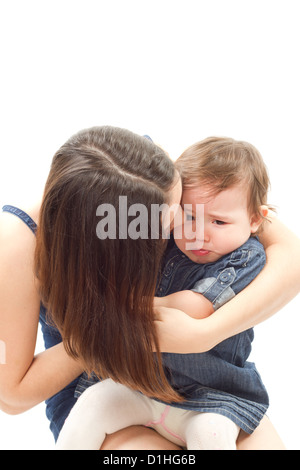 Mère apaise un bébé qui pleure fille sur un fond blanc Banque D'Images