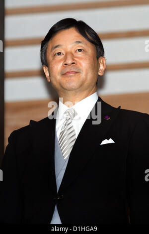 Le 23 décembre 2012, Tokyo, Japon - Prince héritier Naruhito, l'héritier du trône du chrysanthème à l'du Japon, se tient derrière la façade de verre pare-balles du balcon du Palais Impérial au cours d'une audience générale à Tokyo le Dimanche, Décembre 23, 2012, sur le 79e anniversaire de l'Empereur Akihoto. (Photo par AFLO) UUK -mis- Banque D'Images