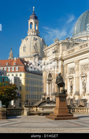 La Frauenkirche dome et l'Académie des beaux-arts de Dresde, Altstadt, Saxe, Allemagne. Statue de Gottfried Semper. Banque D'Images