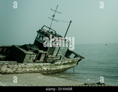 Bateau rouillé mis à la plage Banque D'Images