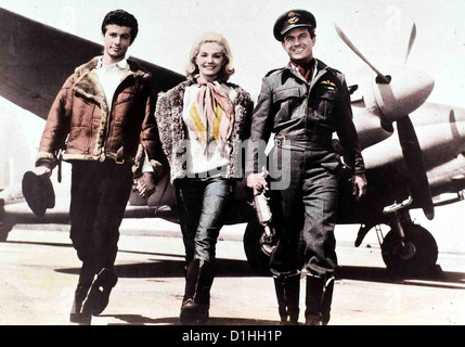 La Kampfgeschwader 633 Escadron 633 Lt. Bergman (George Chakiris,l), Hilde Bergmann (Maria Perschy), l'Oberstleutnant Roy Grant Banque D'Images