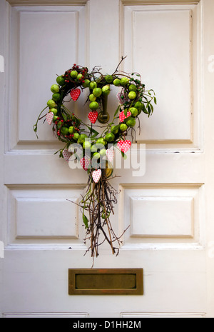 Couronne de Noël sur porte avant avec les choux de Bruxelles Banque D'Images