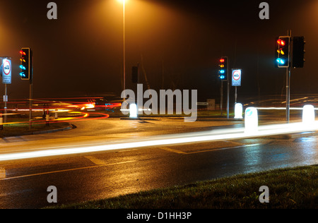 La jonction de route la nuit.A60 entre Nottingham et Ravenshead. Banque D'Images