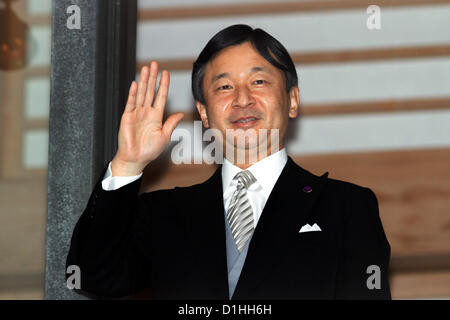 Le 23 décembre 2012, Tokyo, Japon - Prince héritier Naruhito, l'héritier du trône du chrysanthème à l'du Japon, les vagues d'une marée de sympathisants de derrière la façade de verre pare-balles du balcon du Palais Impérial à Tokyo le Dimanche, Décembre 23, 2012, sur le 79e anniversaire de l'Empereur Akihoto. (Photo par AFLO) UUK -mis- Banque D'Images