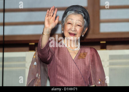 Le 23 décembre 2012, Tokyo, Japon - L'Impératrice Michiko courbes à une foule de sympathisants de derrière la façade de verre pare-balles du balcon du Palais Impérial à Tokyo le Dimanche, Décembre 23, 2012, sur le 79e anniversaire de l'Empereur Akihoto. (Photo par AFLO) UUK -mis- Banque D'Images