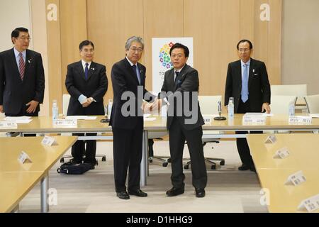 (L-R) Noriyuki Ichihara, Masato Mizuno, Tsunekazu Takeda, Naoki Inose, Gouverneur de Tokyo, Tomiaki Fukuda, 21 décembre 2012 : Nouveau gouverneur de Tokyo, Naoki Inose a été sélectionné pour devenir président de la candidature Olympique de Tokyo 2020 au cours d'une réunion du directeur au bâtiments du Gouvernement Métropolitain de Tokyo à Tokyo, Japon. (Photo par AFLO SPORT) [1156] Banque D'Images