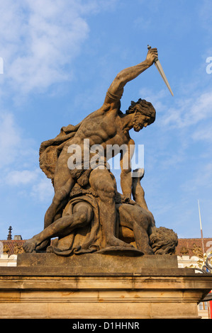 Géants de combat au-dessus de la statue de portes de château de Prague, Prague, République tchèque. Banque D'Images