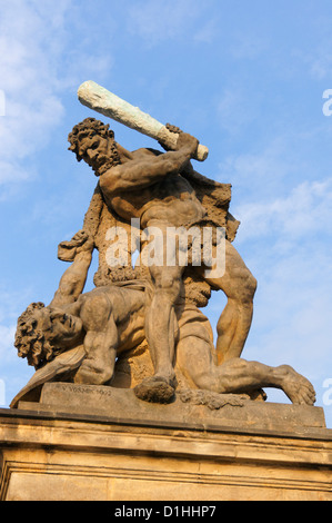 Géants de combat au-dessus de la statue de portes de château de Prague, Prague, République tchèque. Banque D'Images