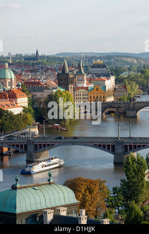 Vue sur le pont Manesuv au Pont Charles et de la rivière Vltava, Prague, République tchèque. Banque D'Images