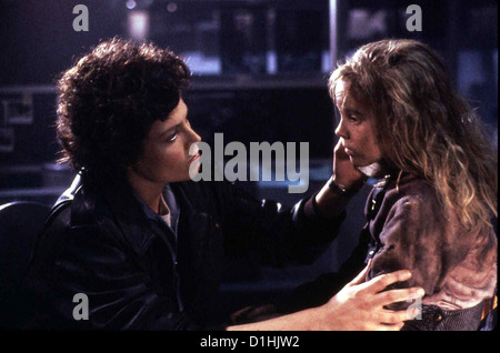 - Les étrangers Les étrangers Rueckkehr Sigourney Weaver, Carrie Henn Geschafft : Ripley (Sigourney Weaver) und Newt (Carrie Henn) sind Banque D'Images