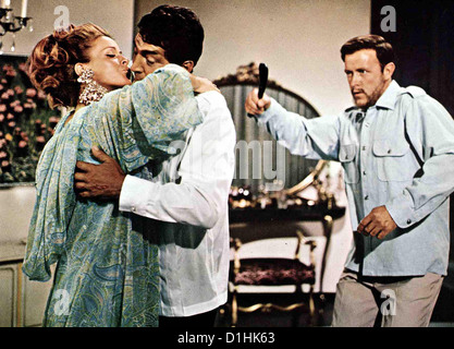 Wenn Killer Auf Der Lauer Liegen Ambushers, Senta Berger, Dean Martin Frauenliebling Matt Helm (Dean Martin) laesst sich nur Banque D'Images