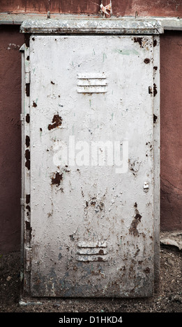 Vieille porte en métal gris avec texture peinture craquelée Banque D'Images