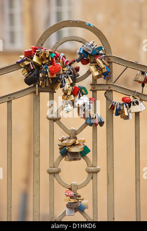 Cadenas d'amour sur un pont, Na Kampe, Mala Strana, Prague, République tchèque. Banque D'Images