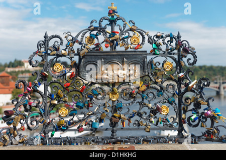 Cadenas d'amour Pont Charles, Prague, République tchèque. Relief de St Jean Banque D'Images