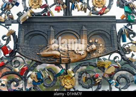 Cadenas d'amour Pont Charles, Prague, République tchèque. Relief de St Jean Banque D'Images