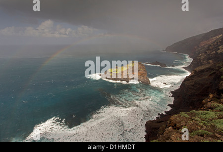 La falaise et Rock Roque de las Tabaidas, Santo Domingo de Garafia, La Palma, Canary Islands, Spain Banque D'Images