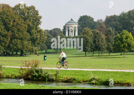 Bicycle Rider à côté de Eisbach Monopteros avec en arrière-plan, l'Englischer Garten, Munich, Bavière, Allemagne Banque D'Images