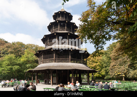 Chinesischer Turm mit Biergarten dans l'Englischer Garten, Munich, Bavière, Allemagne Banque D'Images