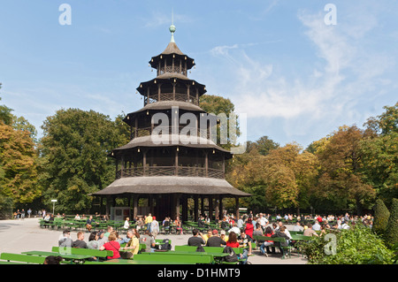 Chinesischer Turm mit Biergarten dans l'Englischer Garten, Munich, Bavière, Allemagne Banque D'Images