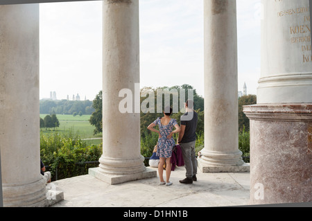 Deux personnes regardant la ville de Munich de l'Englischer Garten en monopteros, Munich, Bavière, Allemagne Banque D'Images