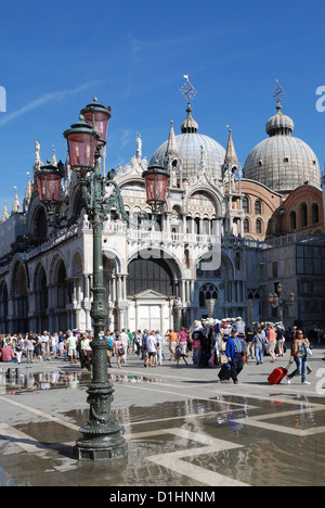 La Place St Marc à Venise dans la basilique Saint-Marc à grande eau - acqua alta. Banque D'Images