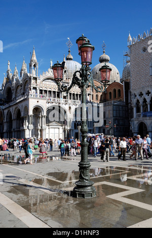 La Place St Marc à Venise dans la basilique Saint-Marc à grande eau - acqua alta. Banque D'Images