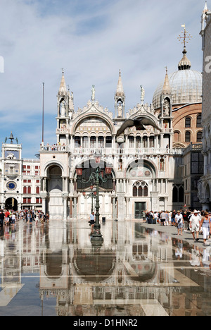 La Place St Marc à Venise dans la basilique Saint-Marc à grande eau - acqua alta. Banque D'Images