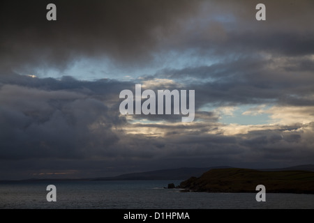 Vue prise du Knab, une promenade autour de la côte à Lerwick, Shetland, capitale du Royaume-Uni, montrant un ciel nuageux sur la mer Banque D'Images