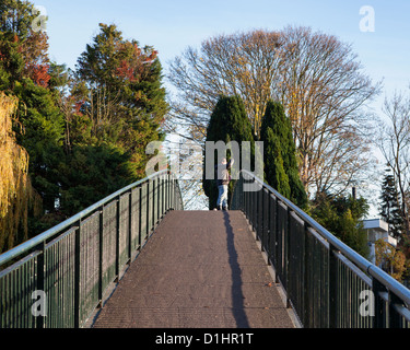 Homme debout sur la passerelle vers l'île d'Eel Pie dans la Tamise - c'est la seule façon d'accéder à l'île.Twickenham, Greater London, UK Banque D'Images