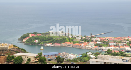 Blue View, à partir de Fort Frederick à Fort George et des Caraïbes, location de voile blanche laissant Carenage St George's, Grenade, West Indies Banque D'Images