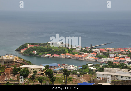 Vue du ciel bleu, de Fort Frederick à Fort George et horizon caraïbes, St George's Harbour Carenage, Grenade, West Indies Banque D'Images