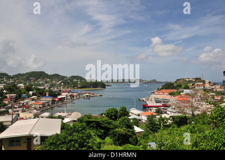 Sombre ciel bleu nuages blancs vue, de Lucas route vers Fort George, St George's Inner Harbour Carenage , la Grenade, dans les Antilles Banque D'Images