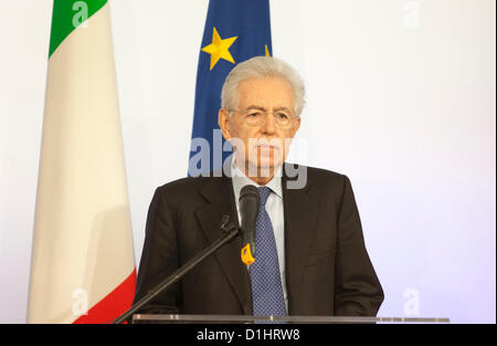 Dimanche, 23 décembre. Rome Italie. Le Premier ministre italien Mario Monti à la fin de l'adresse et conférence à l'Ordre des Journalistes Italiens. Banque D'Images