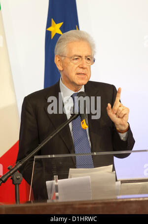 Dimanche, 23 décembre. Rome Italie. Le Premier ministre italien Mario Monti à la fin de l'adresse et conférence à l'Ordre des Journalistes Italiens. Banque D'Images