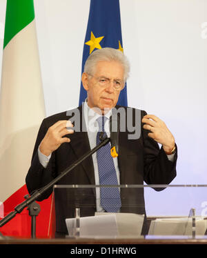 Dimanche, 23 décembre. Rome Italie. Le Premier ministre italien Mario Monti à la fin de l'adresse et conférence à l'Ordre des Journalistes Italiens. Banque D'Images