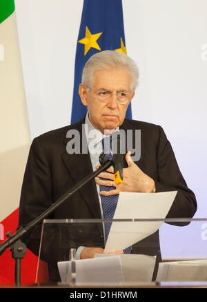 Dimanche, 23 décembre. Rome Italie. Le Premier ministre italien Mario Monti à la fin de l'adresse et conférence à l'Ordre des Journalistes Italiens. Banque D'Images