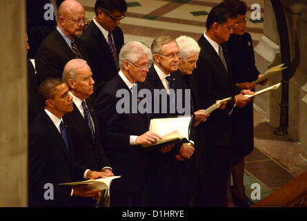 Le président américain Barack Obama, le Vice-président Joe Biden, l'ancien Président Bill Clinton, et le chef de la majorité au Sénat Harry Reid du Nevada sont au service funéraire pour le sénateur Daniel Inouye à la Cathédrale Nationale le 21 décembre 2012 à Washington, DC. Banque D'Images