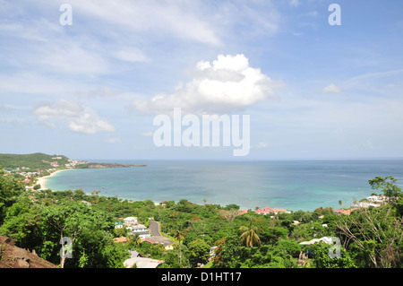 Ciel bleu nuages blancs arbres verts panorama Grand Anse Bay et plage, à partir de Fort Frederick, St George's, Grenade, West Indies Banque D'Images