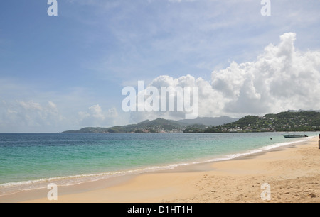 Vue du ciel bleu vert de mer, plongée sous-marine, voile, Plage de Grand'Anse, à hauteur de nuages sur St George's, Grenade, West Indies Banque D'Images