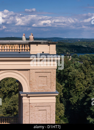 Les gens à admirer la vue de la tour du Belvedere - une chambre lits jumeaux tours, palais de style renaissance italienne sur le Pfingstberg, Potsdam Banque D'Images