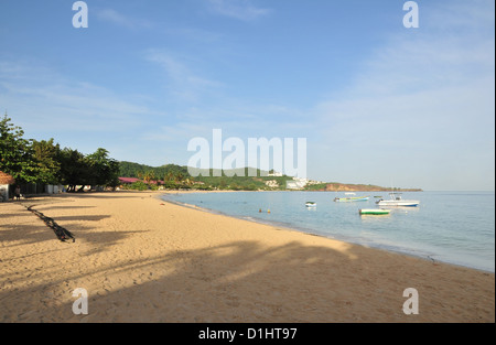 Vue sur le ciel bleu, les bateaux, les nageurs matin filet de pêche, plage de Grand'Anse, à la quarantaine Point, St George's, Grenade, West Indies Banque D'Images