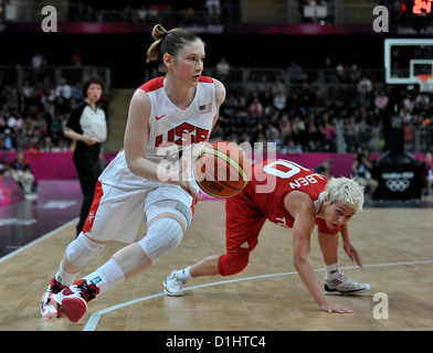 USA's Lindsay Whalen est passé de la Turquie Isil Alben. USA Vs TUR Womens Basket-ball Banque D'Images